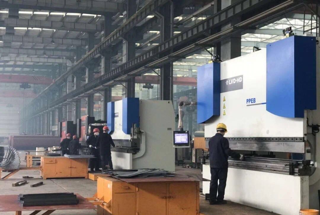 湖北楚胜汽车有限公司车间繁忙景象